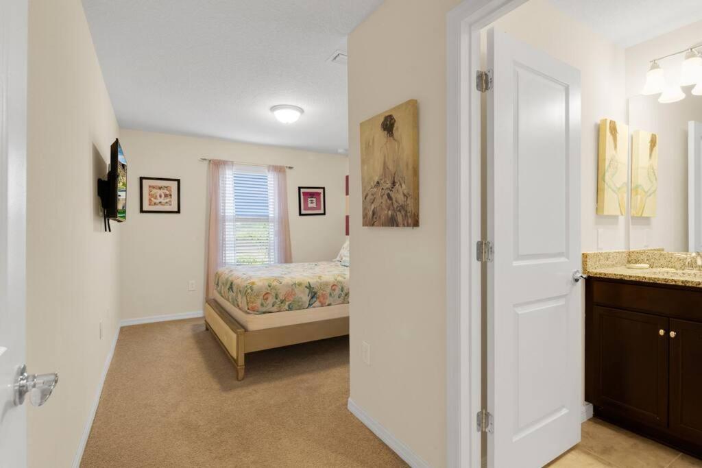 Stunning 5 Bedroom Just Minutes From Disney World! Holiday home Davenport