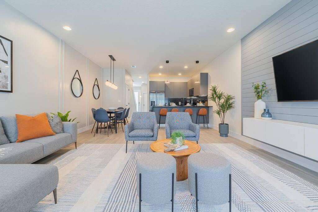 **brand New** Luxurious Decor Townhouse With Private Pool Hit17145