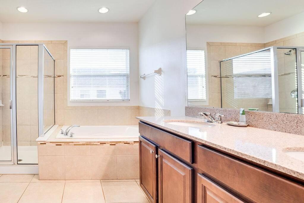 Holiday home East Themed Townhome W/ Pool Access Orlando