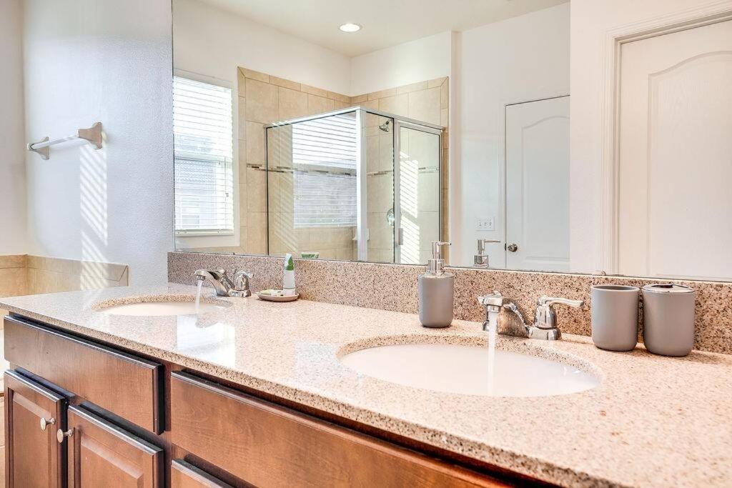 East Themed Townhome W/ Pool Access Holiday home
