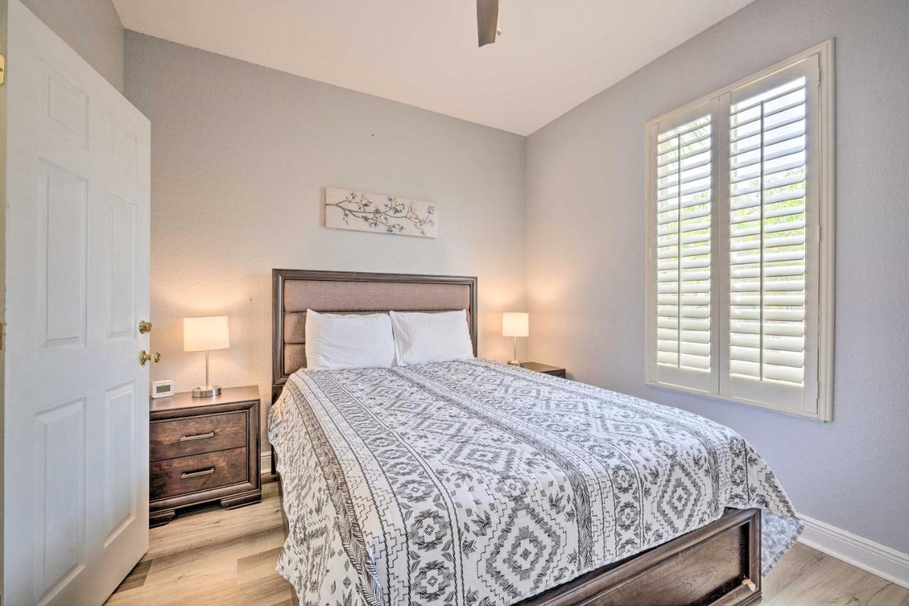 Sunny Townhome About 9 Mi To World! Holiday home