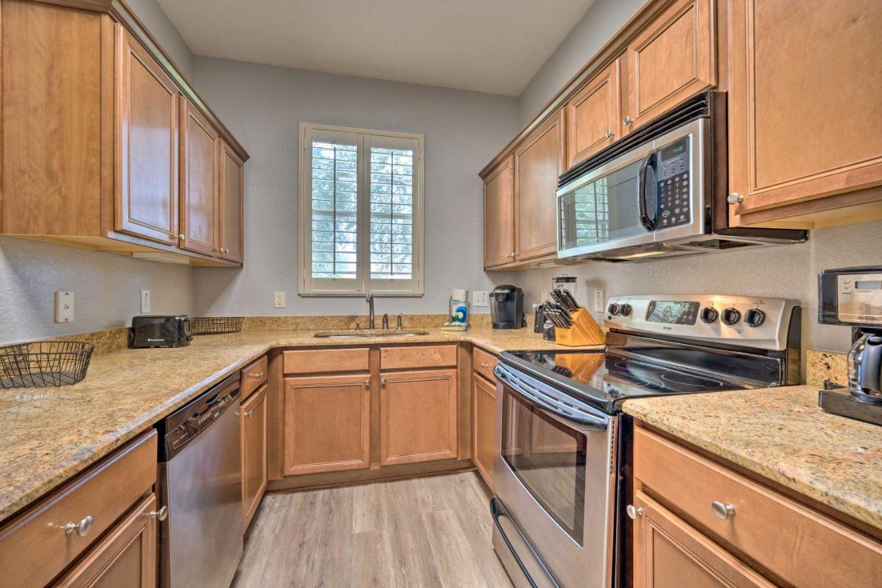 Sunny Townhome About 9 Mi To World! Holiday home