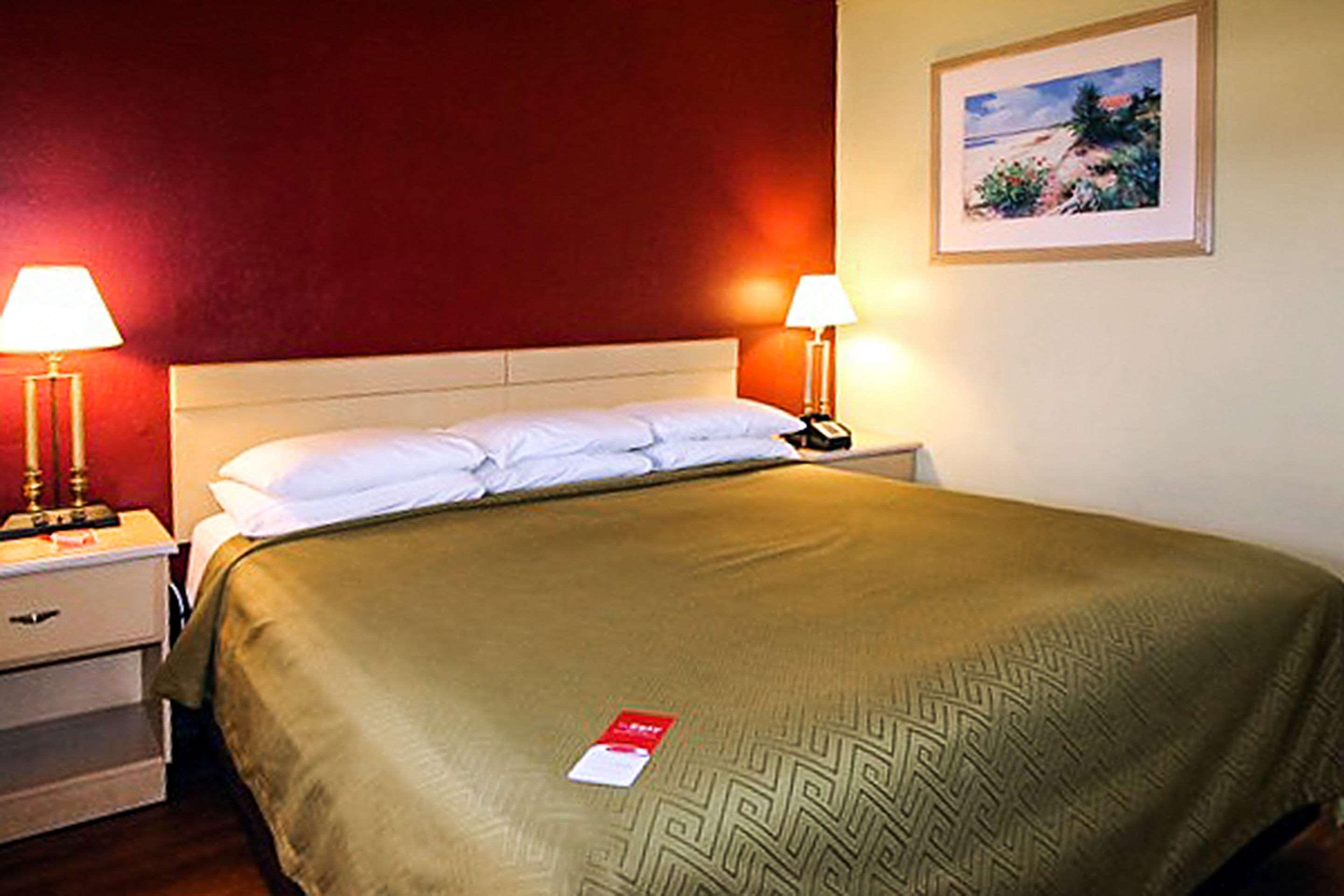 Econo & Maingate Hotel 2*