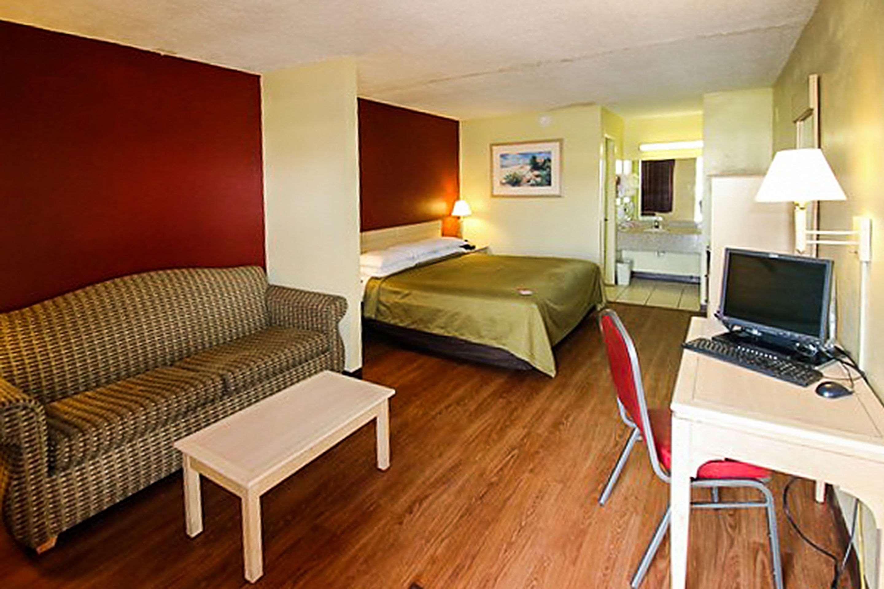 Econo & Maingate Hotel 2*