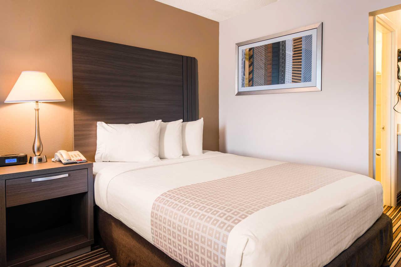 Econo Airport Hotel 2*