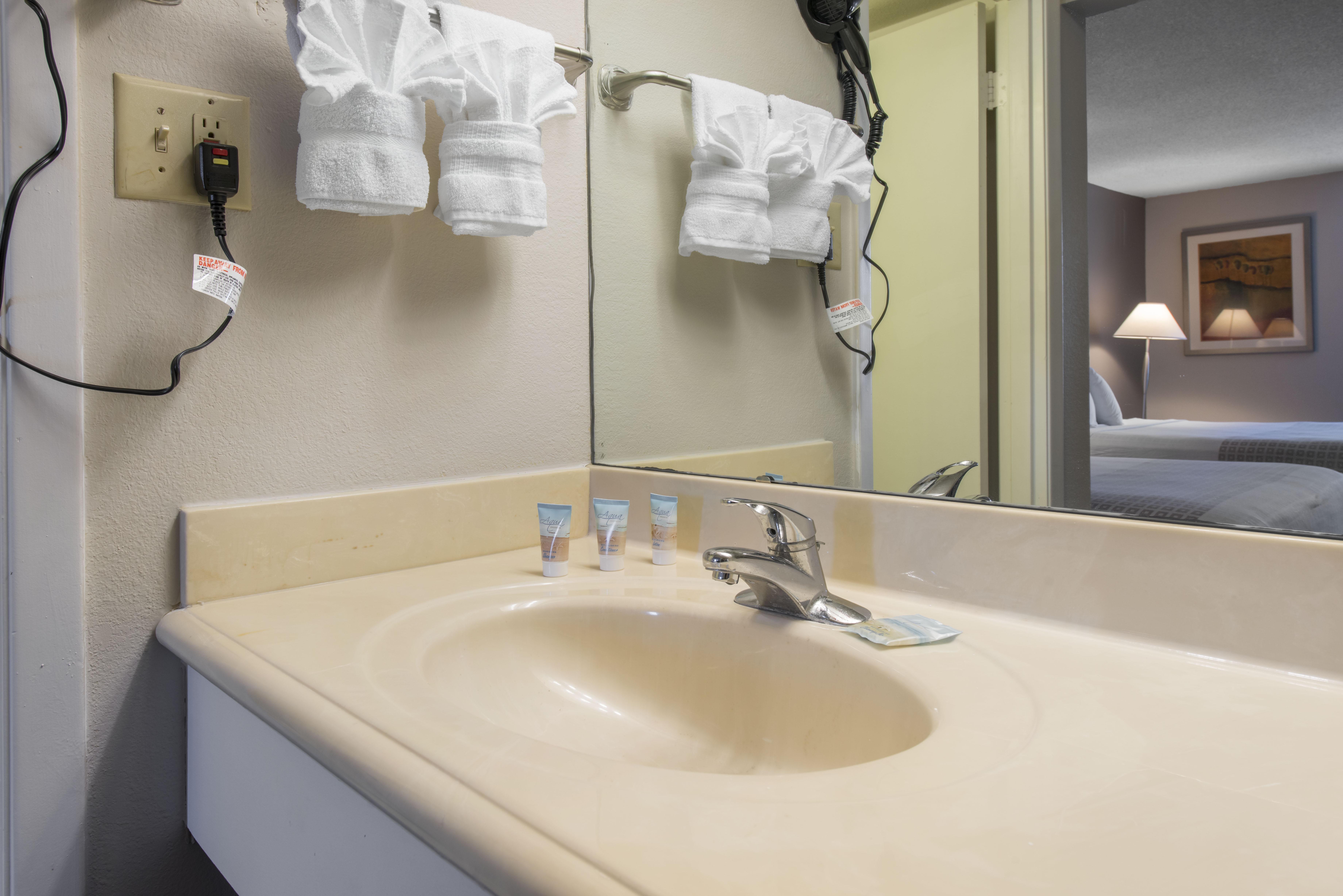 Econo Airport Hotel 2*