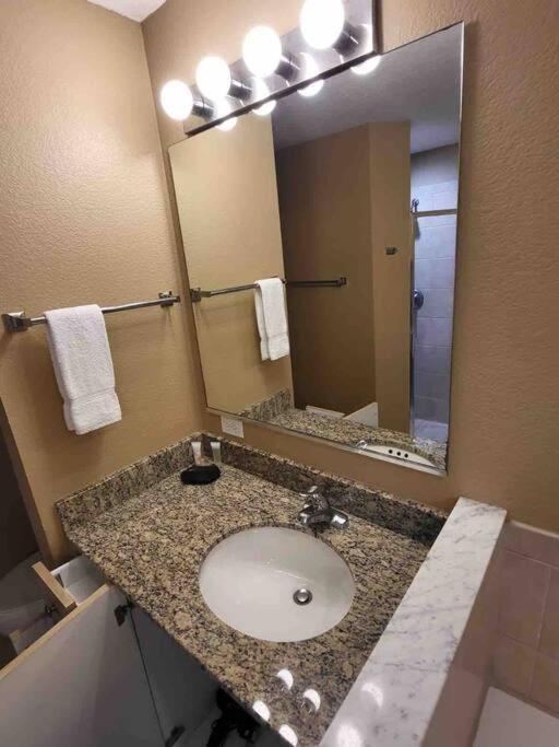 Furnished -than 10 Min From Major Parks!