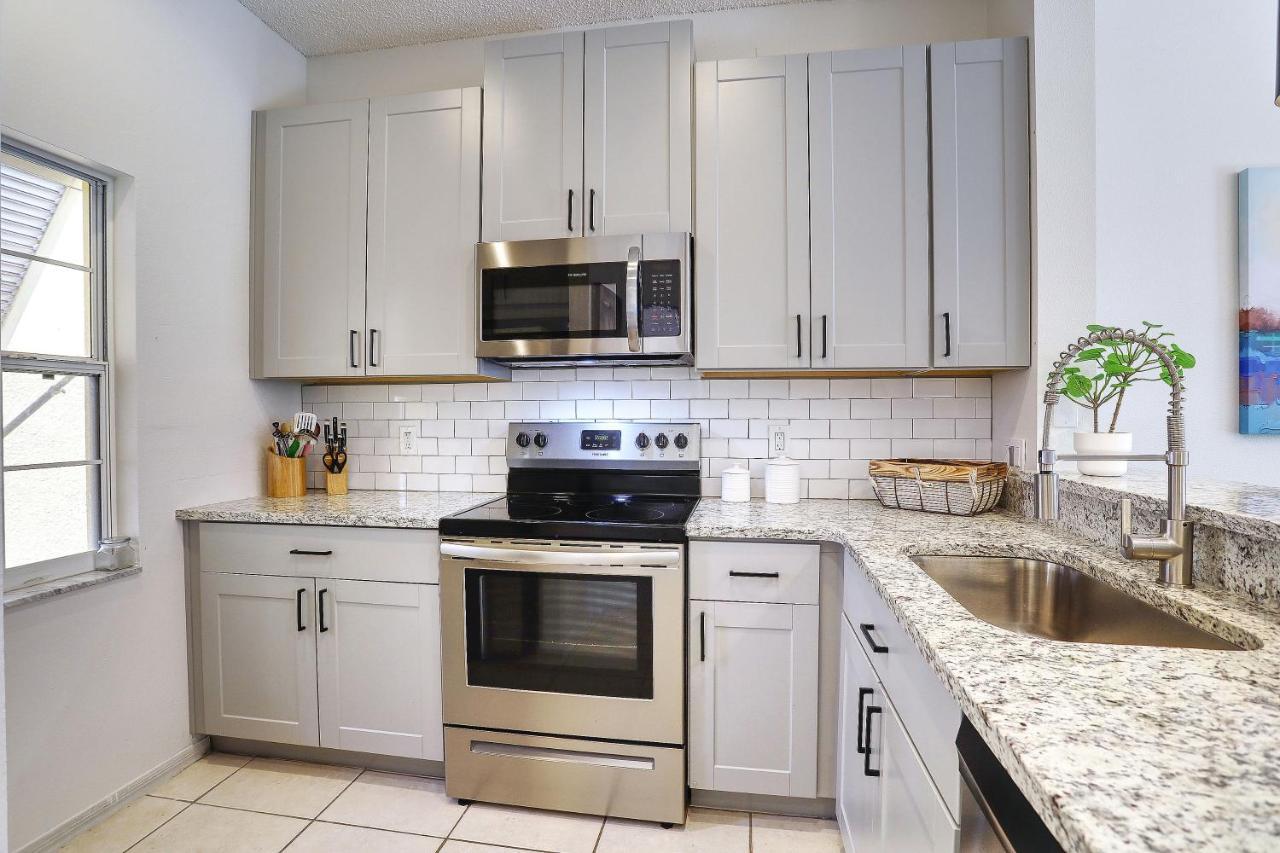 Holiday home Stylish 3 Bedroom Townhome With Amenities *