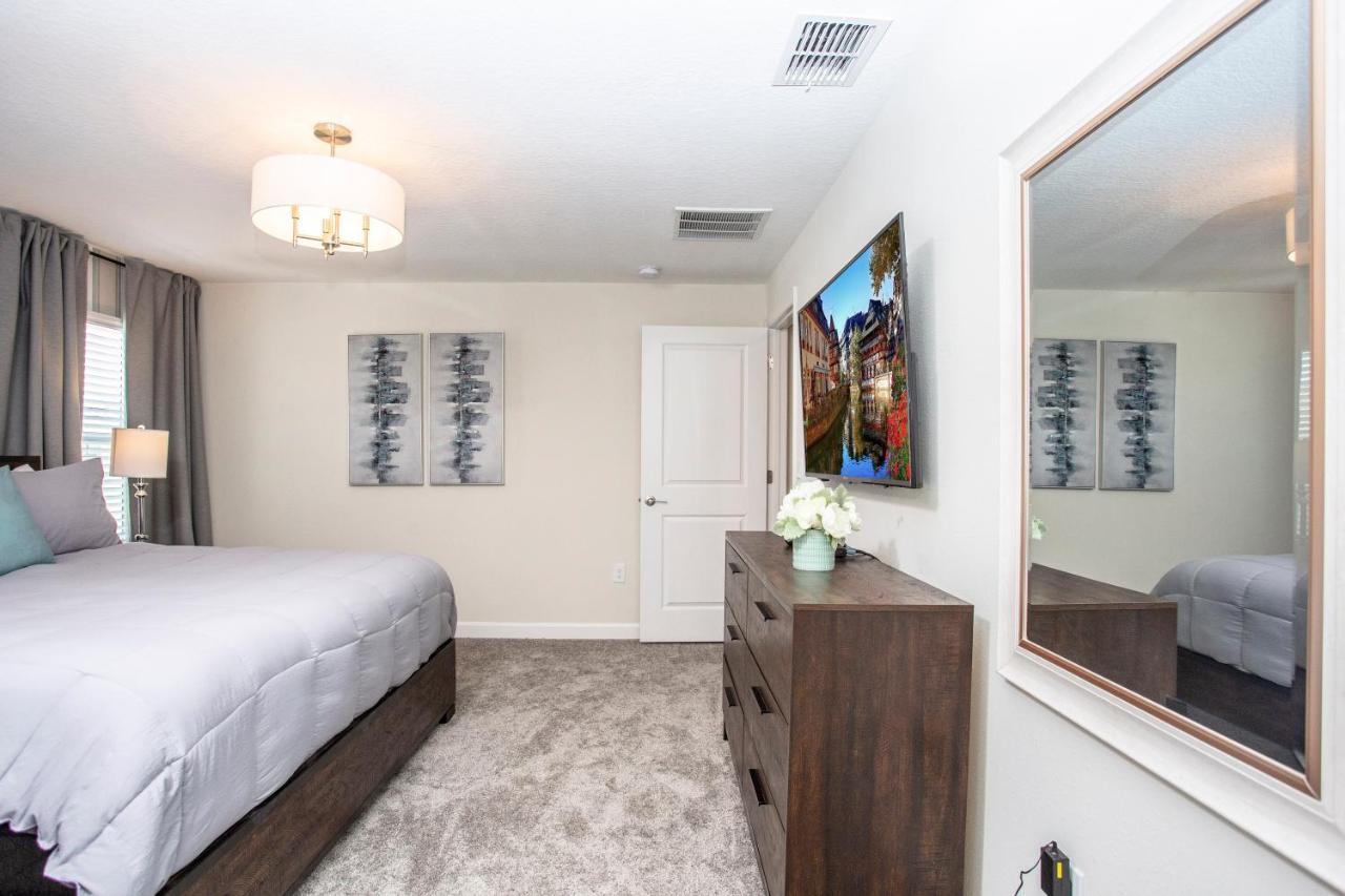 Luxurious 4bd W/ Pool 4983