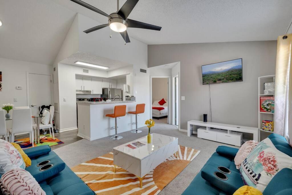 Stylish Themed Family Unit- 10 Mins Away Apartment