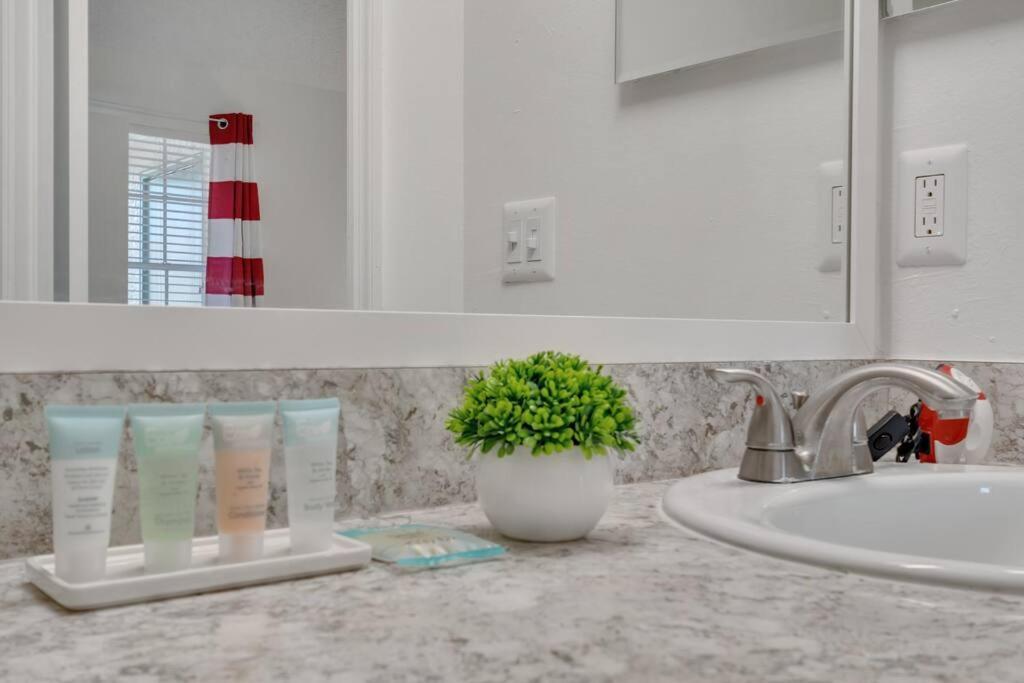 Stylish Themed Family Unit- 10 Mins Away Apartment *