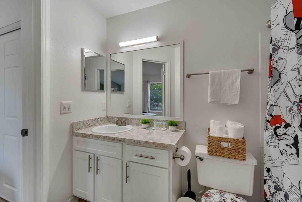 Stylish Themed Family Unit- 10 Mins Away *