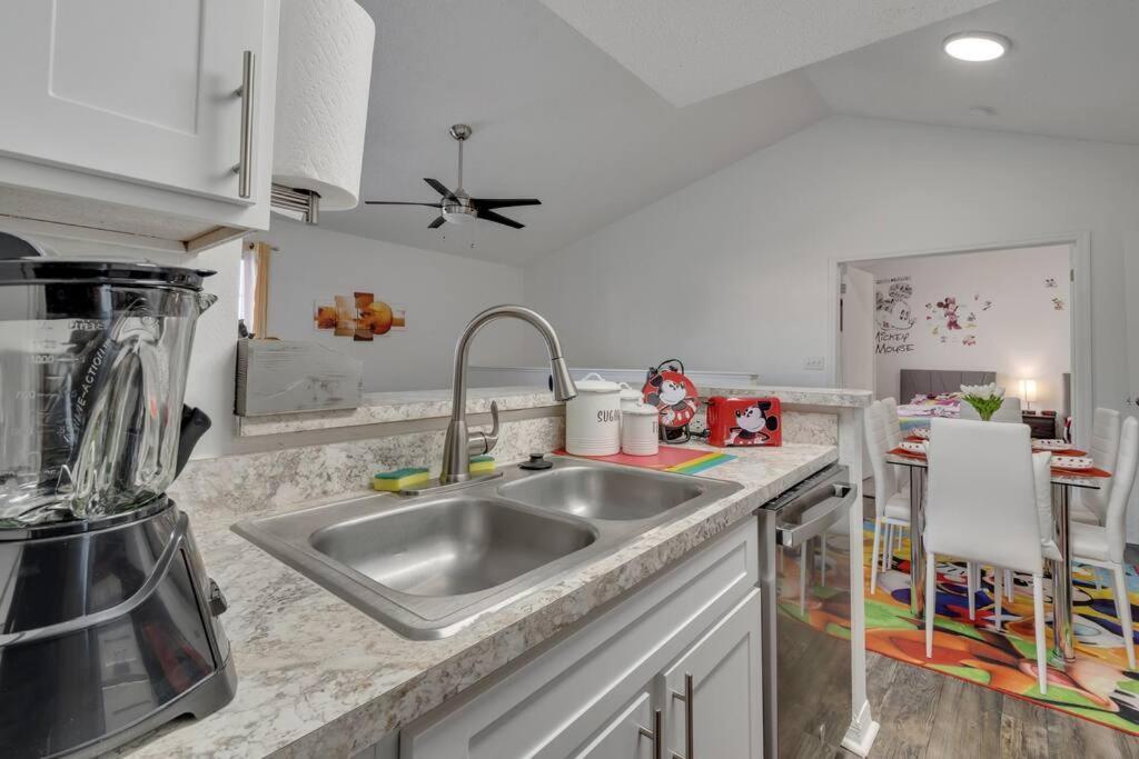 Apartment Stylish Themed Family Unit- 10 Mins Away *