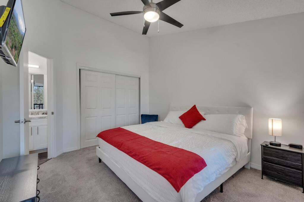 Apartment Stylish Themed Family Unit- 10 Mins Away