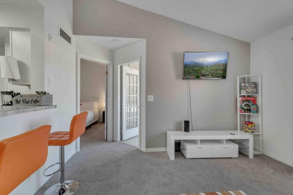 Stylish Themed Family Unit- 10 Mins Away Apartment *