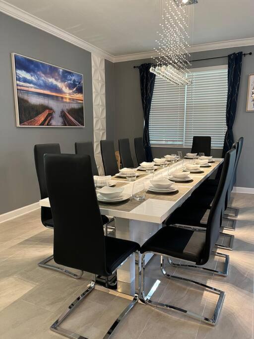 Luxury 9br @ Storey Near