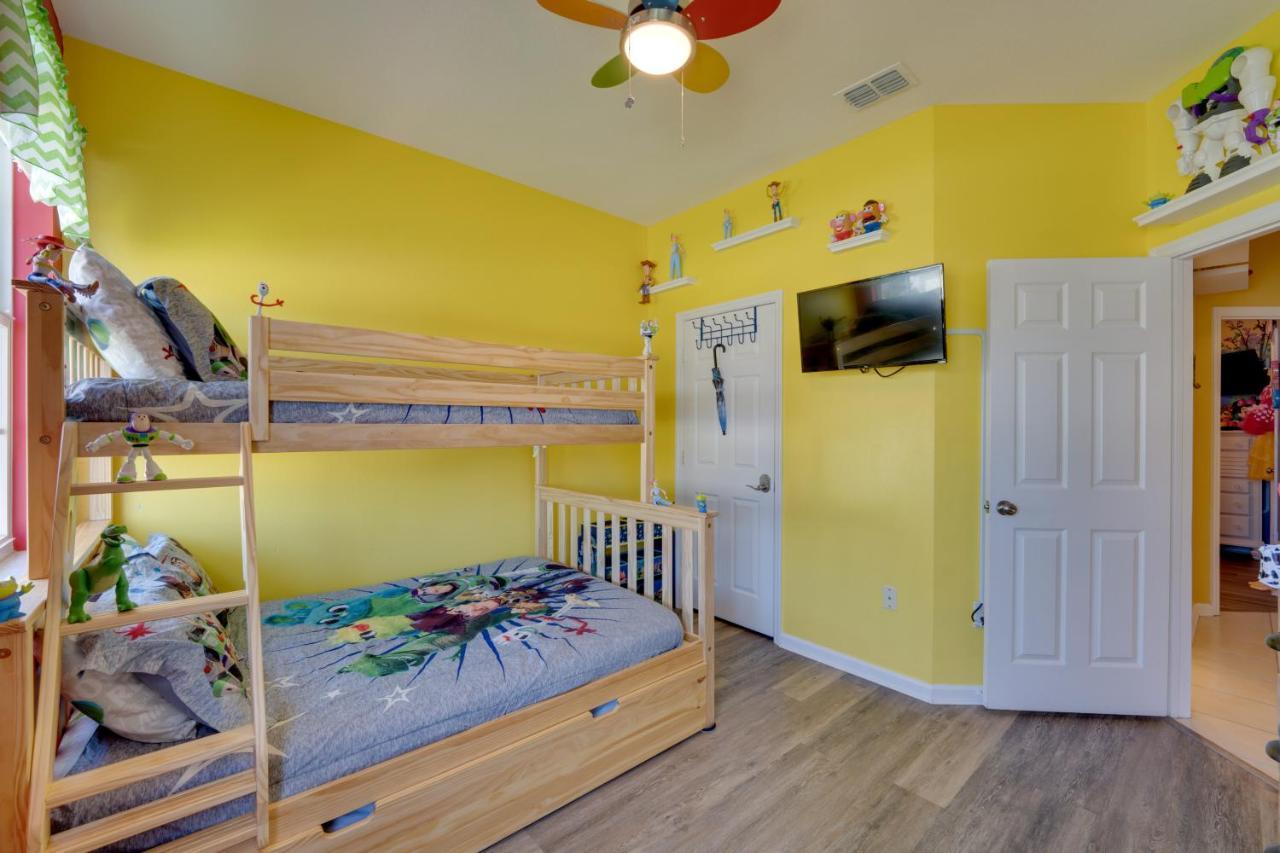 Escape With Arcade, Pool And Themed Rooms! Holiday home