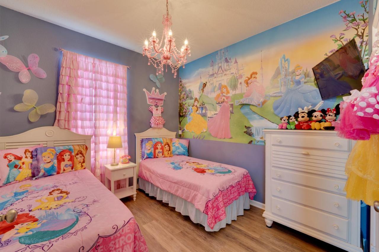 Escape With Arcade, Pool And Themed Rooms!