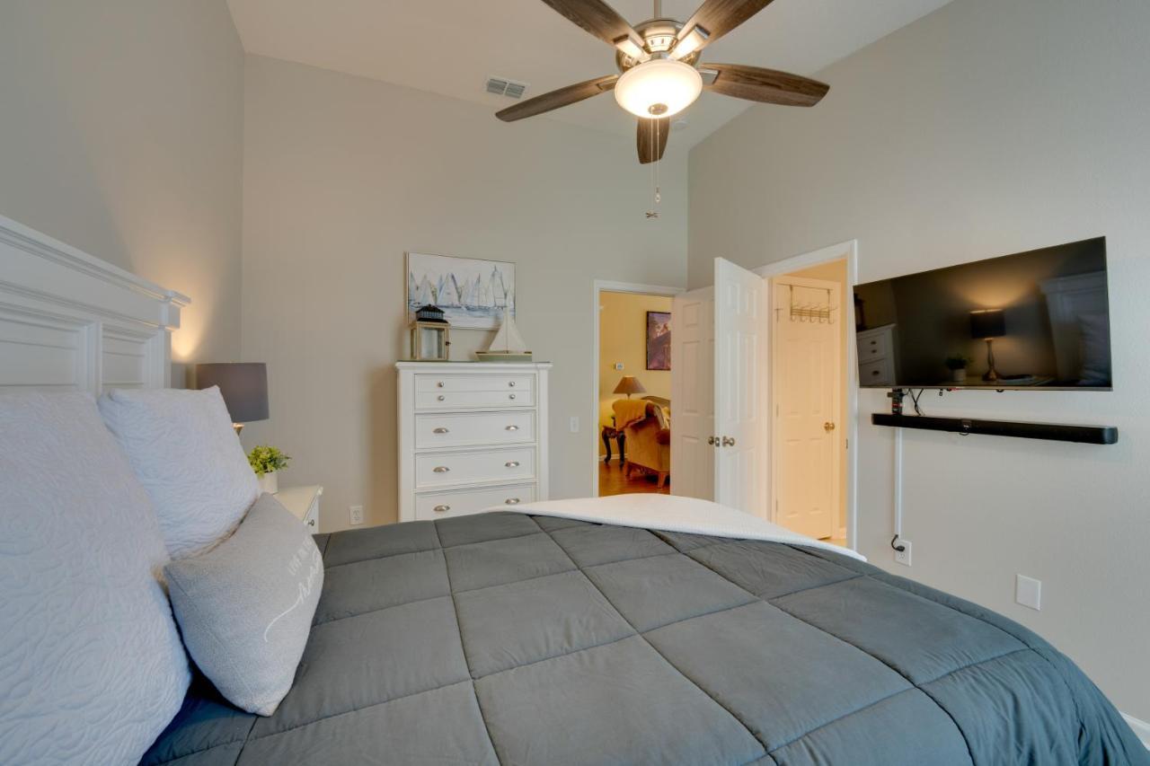 Holiday home Escape With Arcade, Pool And Themed Rooms!
