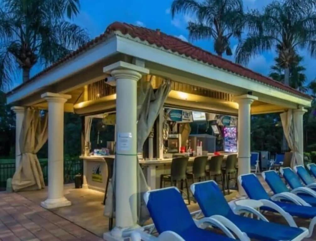 Brand New Oasis 10 Minute Drive To World Holiday home
