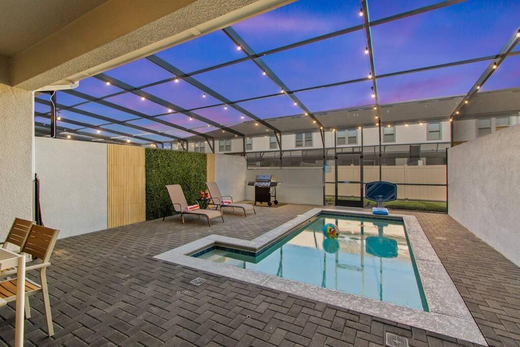 Holiday home Luxury 5bd/5bh With Pool/bbq Universal *