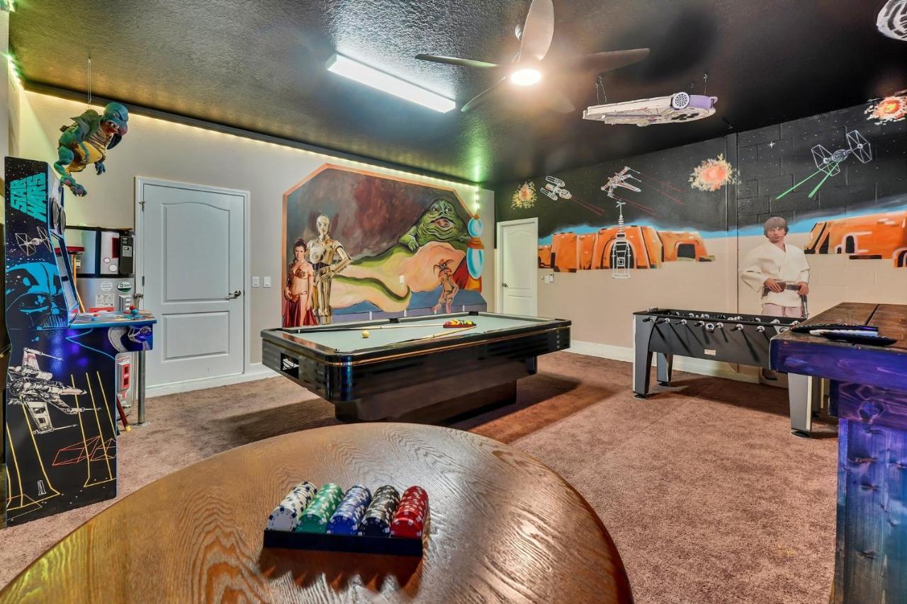 Stunning 9-br Themed With Free Access To A Water Park! Villa