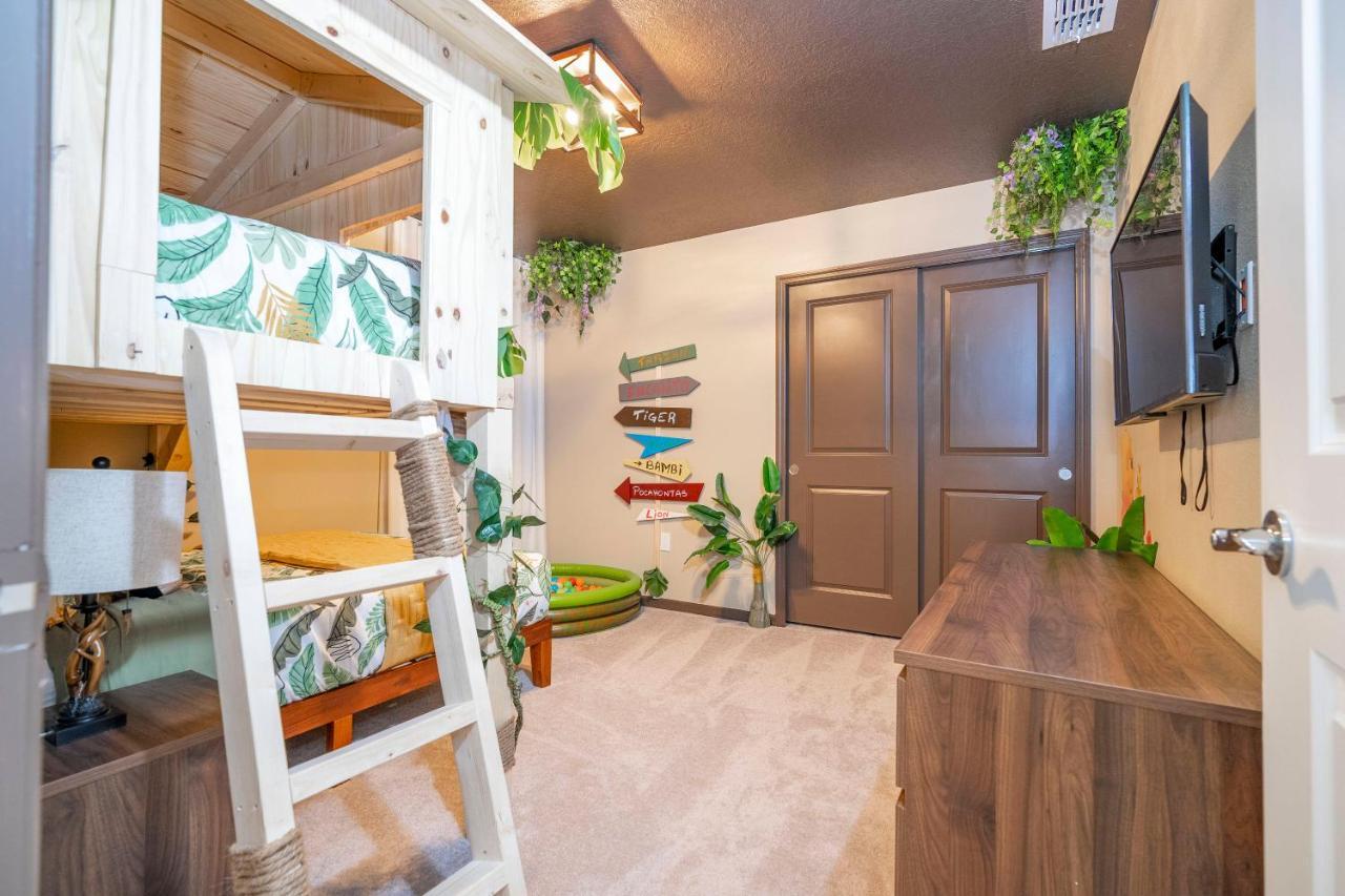 Free Resort- 10 Bed- Game Room- Movie Theater 4117 Davenport