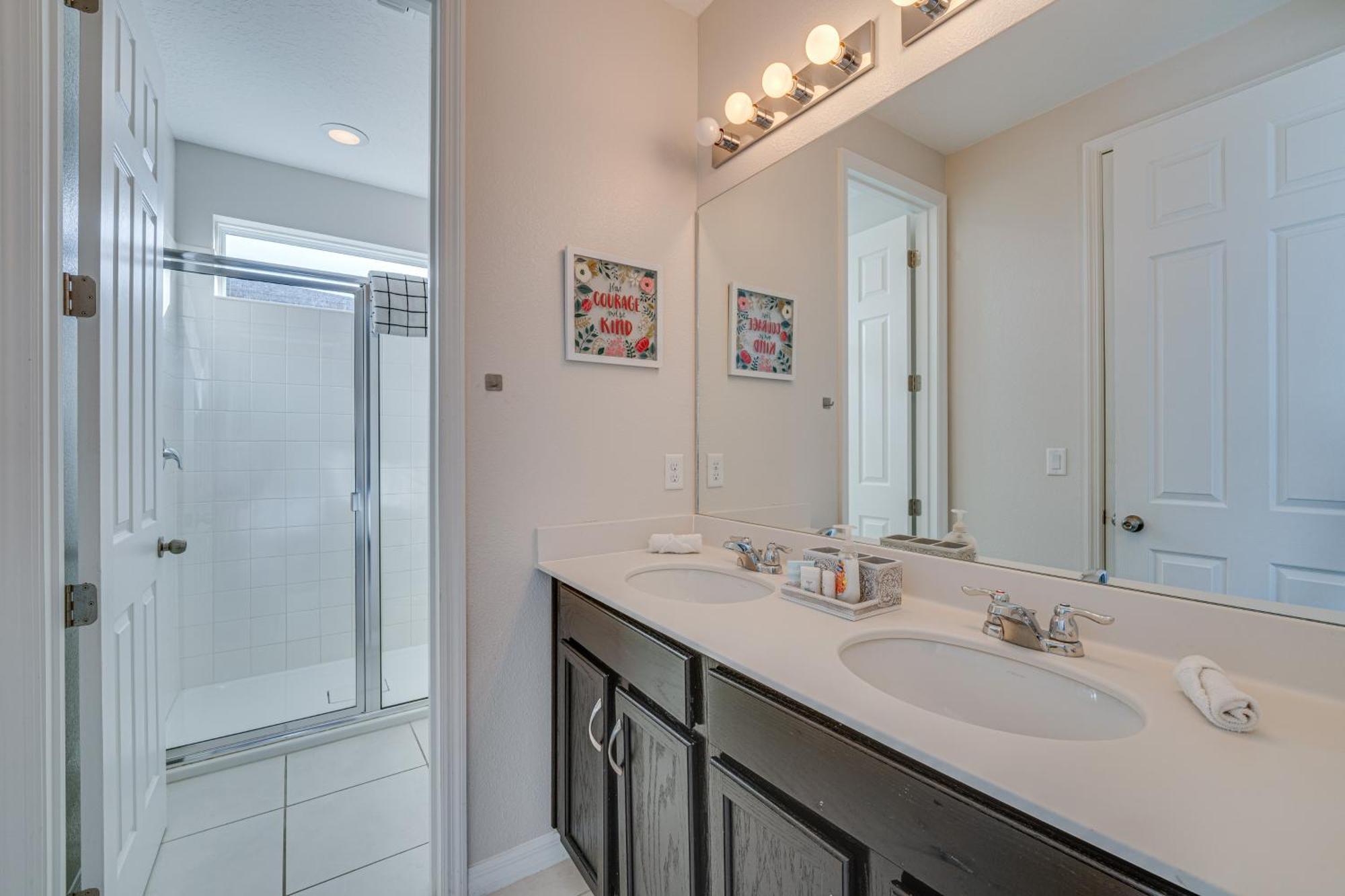 Spacious With Heated Pool About 8 Mi To Disney! Villa