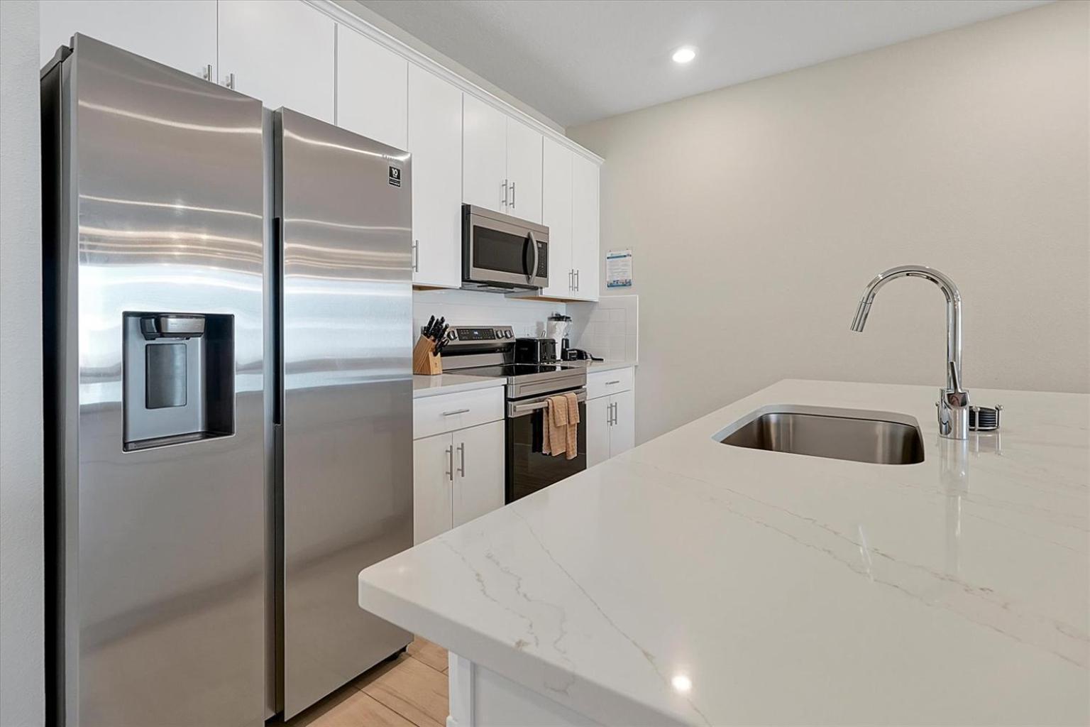 Cozy 3 Bedroom Townhouse Near W/ Patio Holiday home