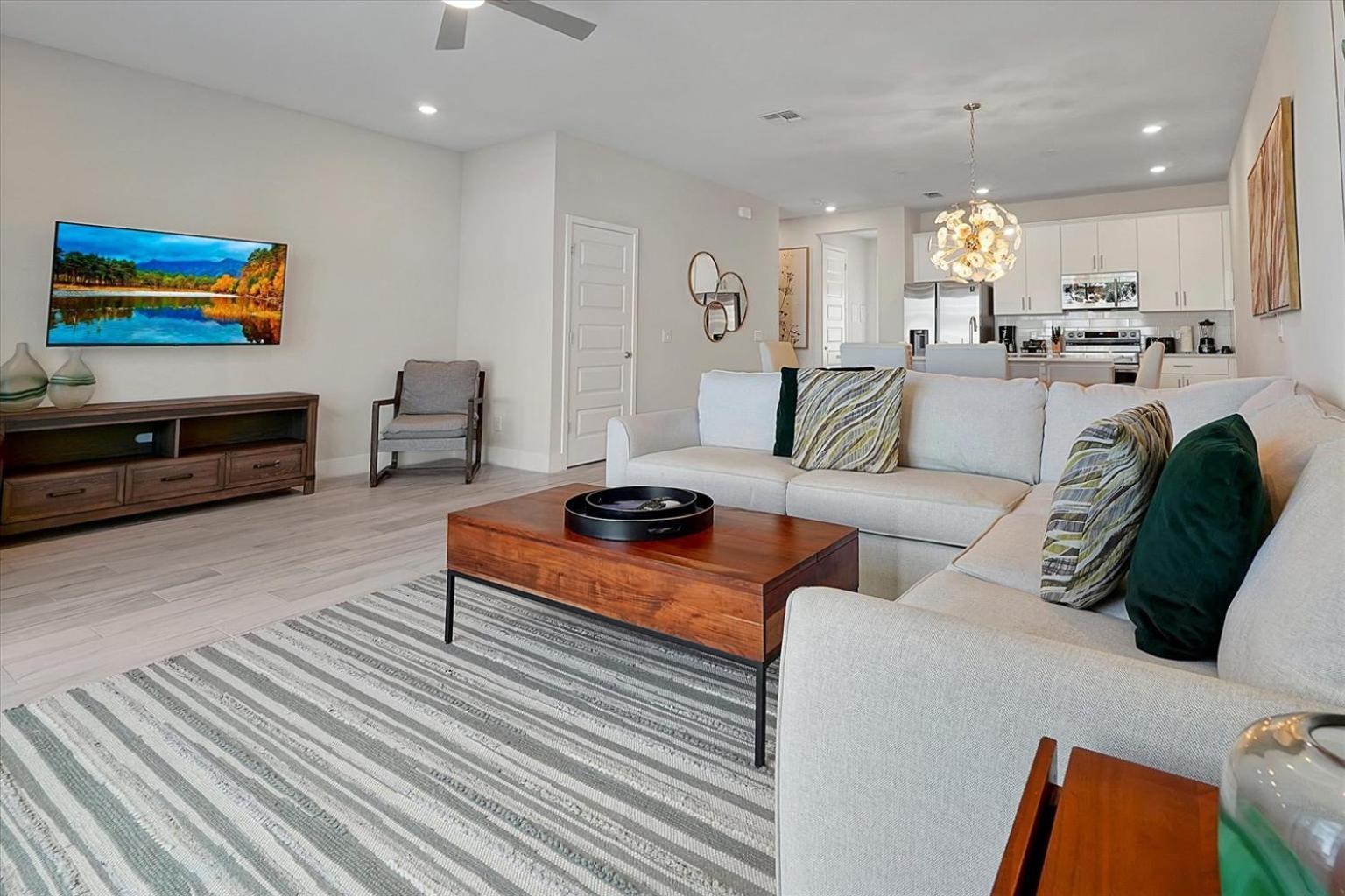 Cozy 3 Bedroom Townhouse Near W/ Patio *