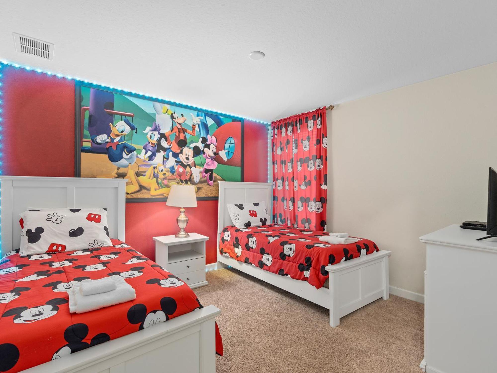 Villa At Champions Gate In Orlando Near Theme Parks With Private Pool, & Movie Theater Davenport