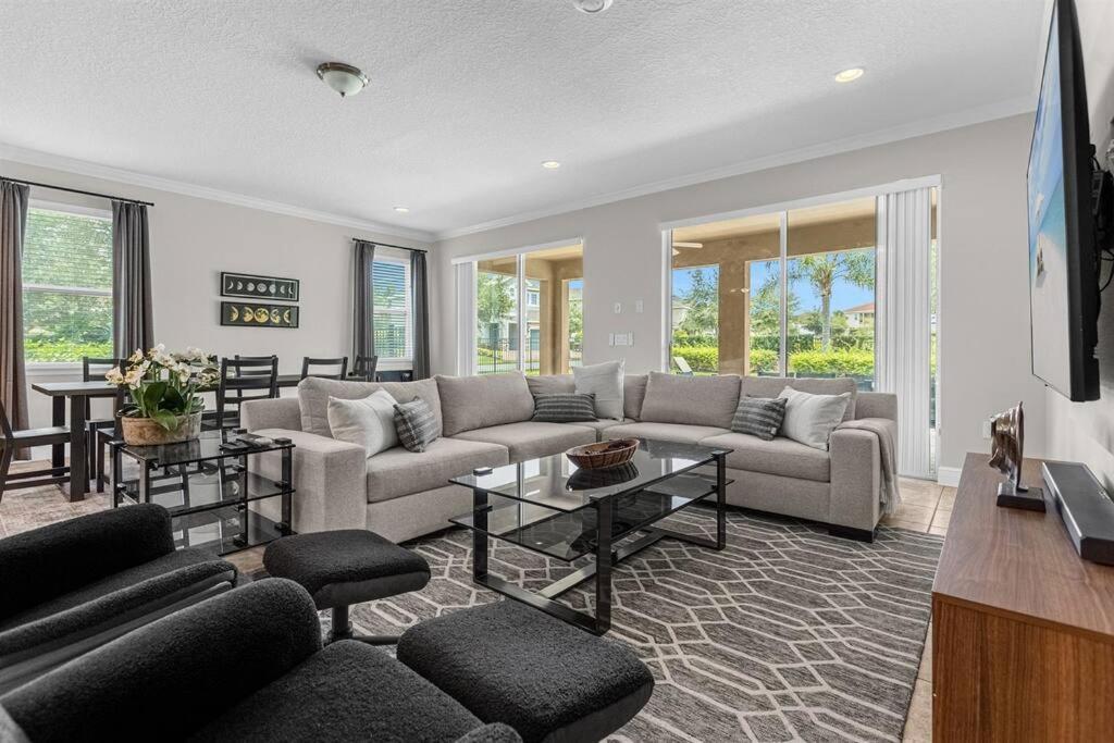9 Ensuite Bedrooms Pool/spa/theater