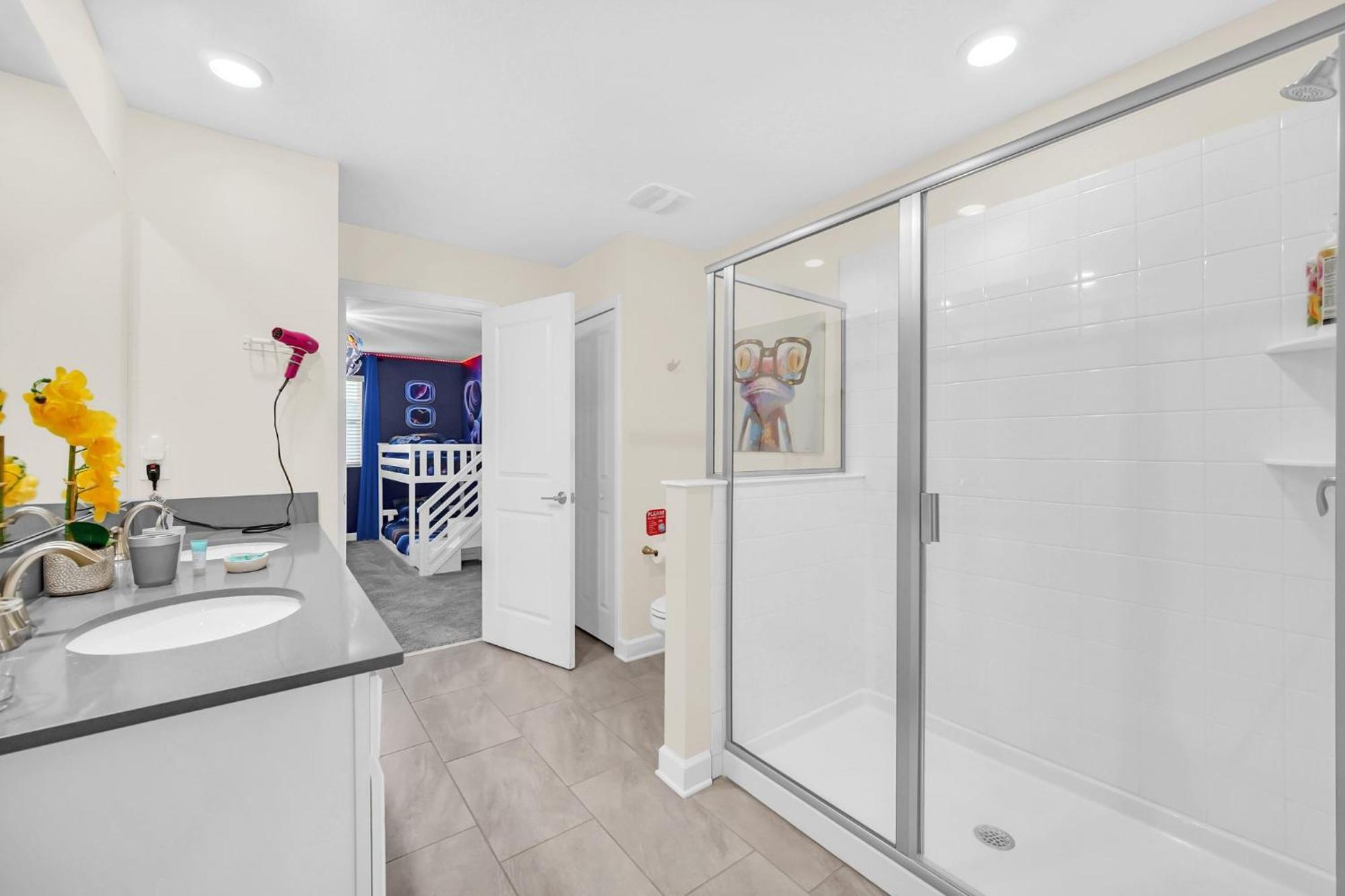 Waterfront 8br5ba Game Room/pool/spa/office Space Kissimmee