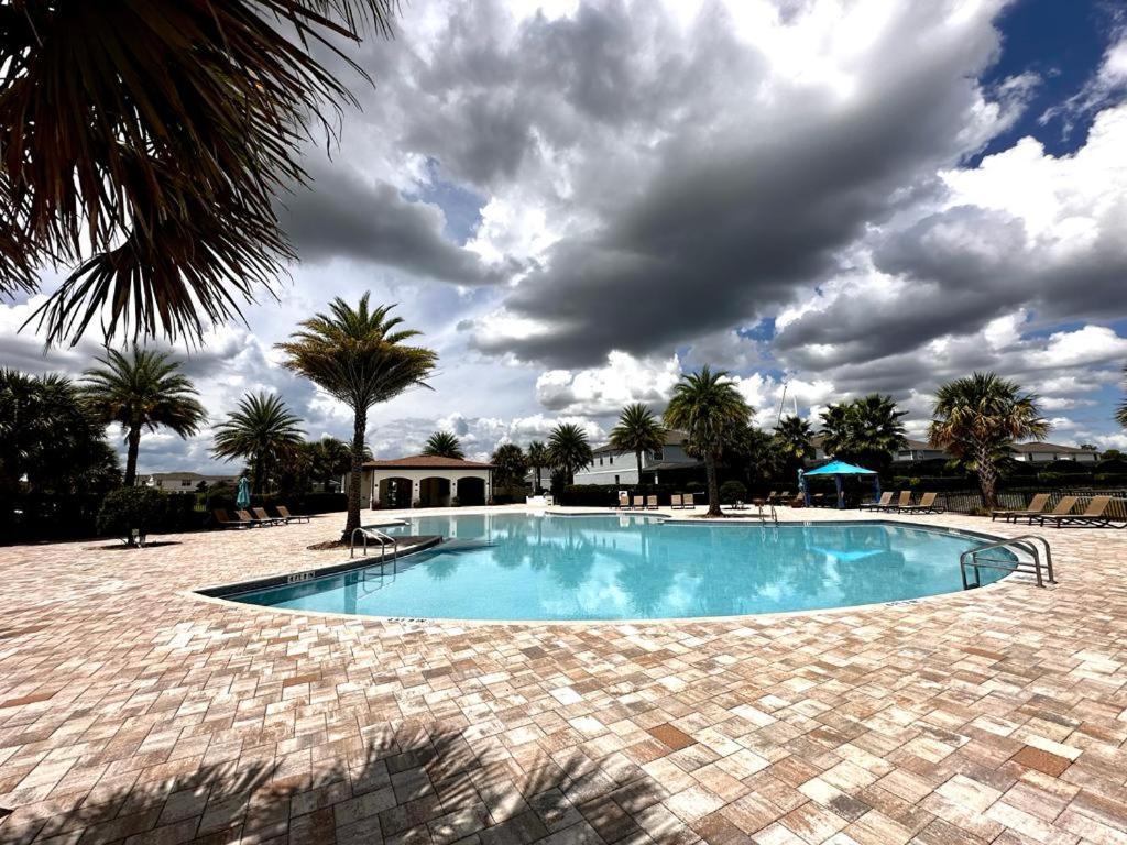 2402 Windsor Renovated Pool Heat Near 192 Disney Holiday home