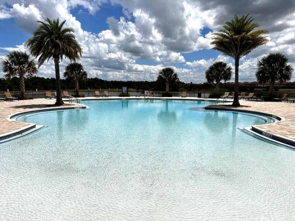 2402 Windsor Renovated Pool Heat Near 192 Disney Holiday home *