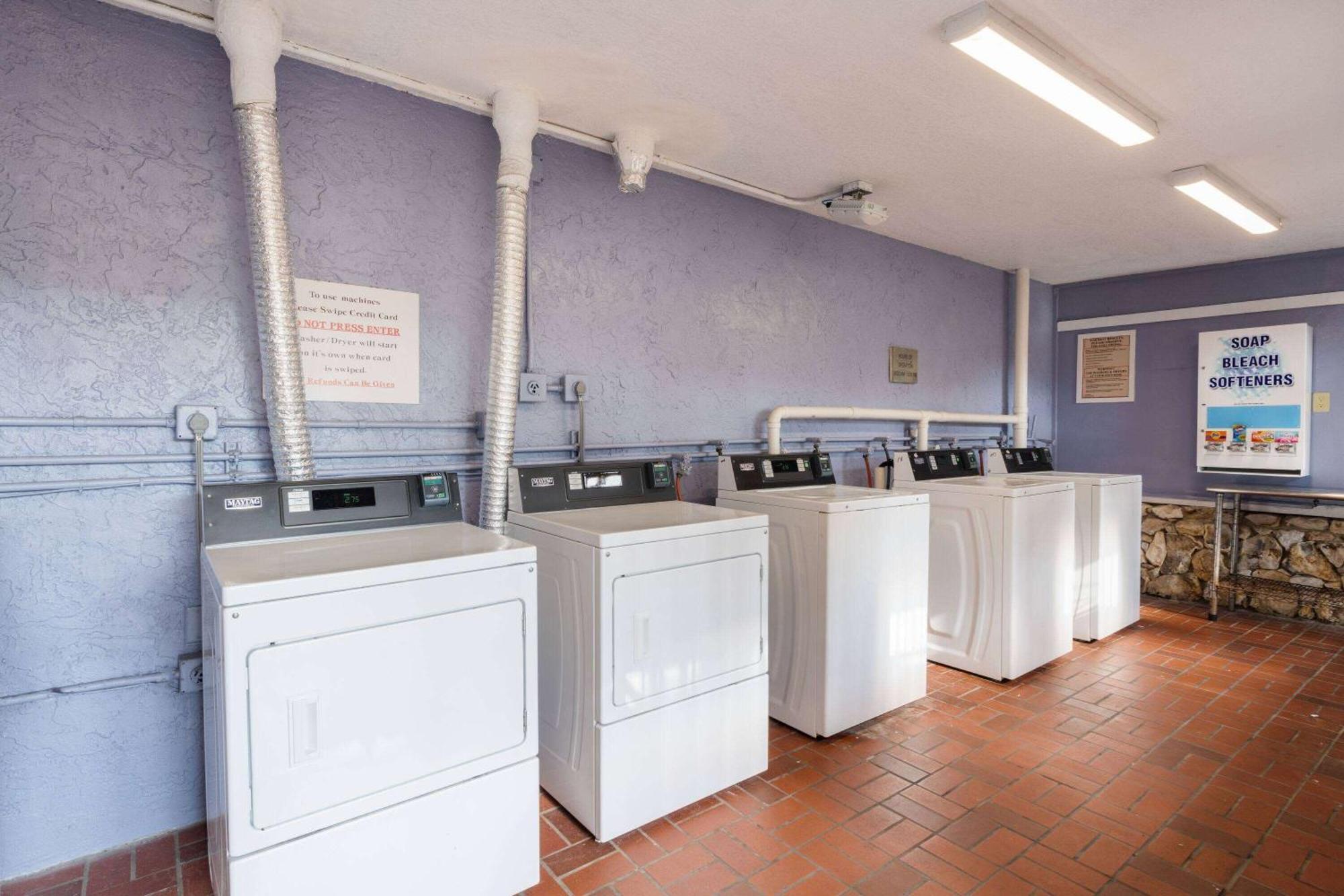 Ramada By Wyndham Kissimmee Gateway - Free Theme Park Shuttle Four Corners