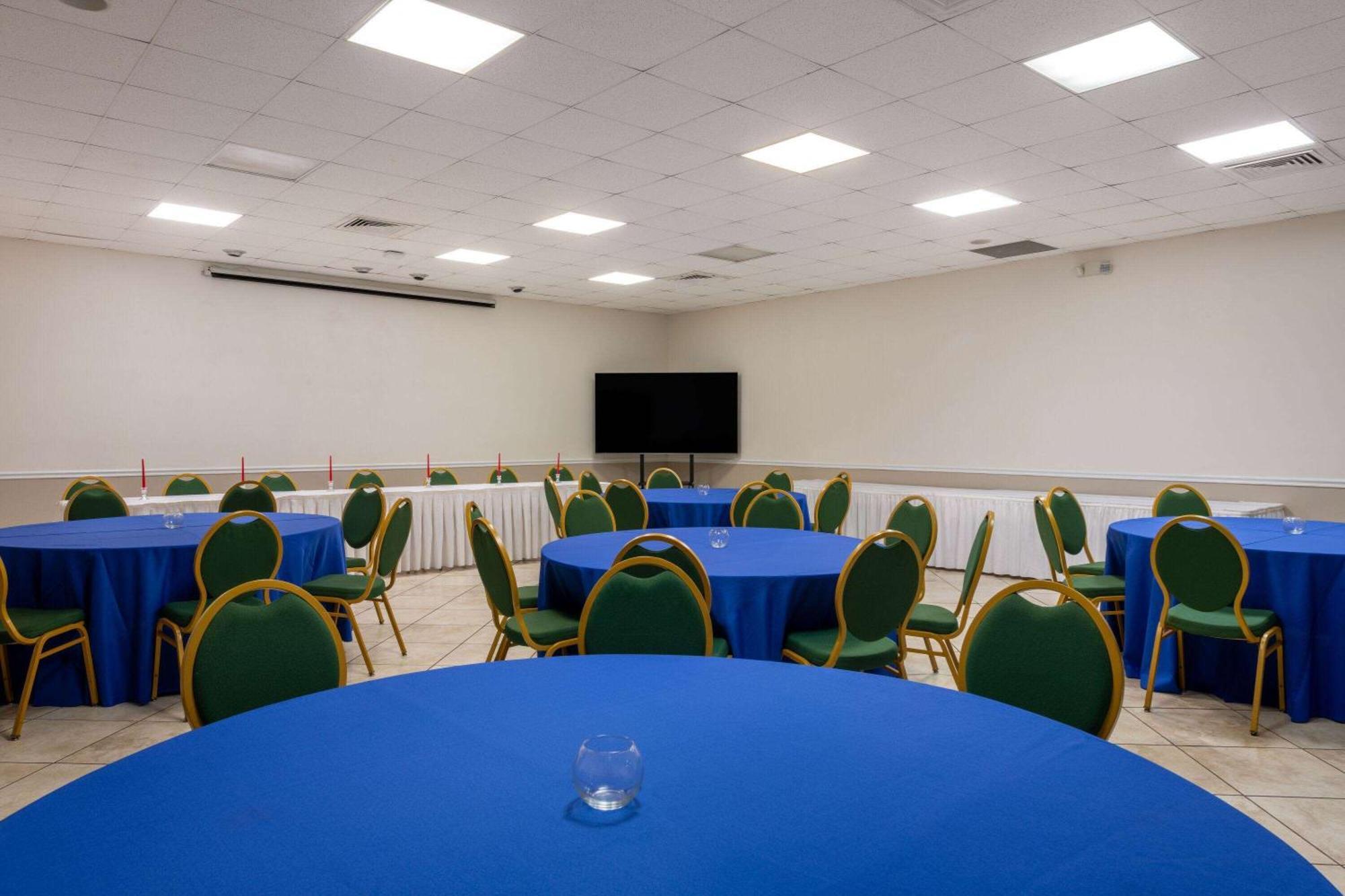 Ramada By Wyndham Kissimmee Gateway - Free Theme Park Shuttle Hotel Four Corners