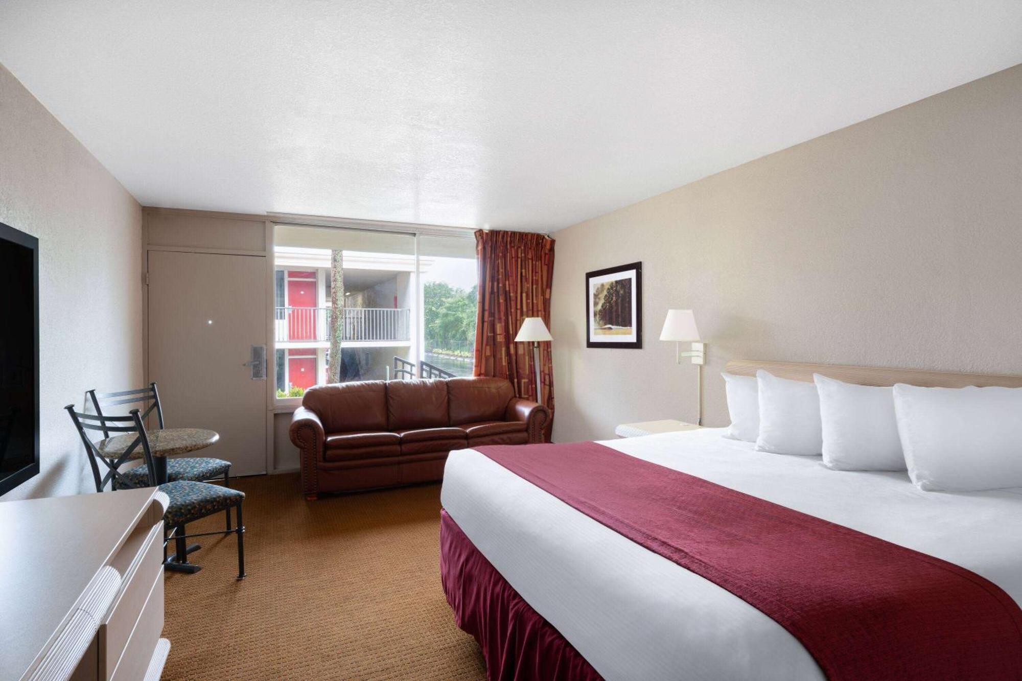 Ramada By Wyndham Kissimmee Gateway - Free Theme Park Shuttle Four Corners
