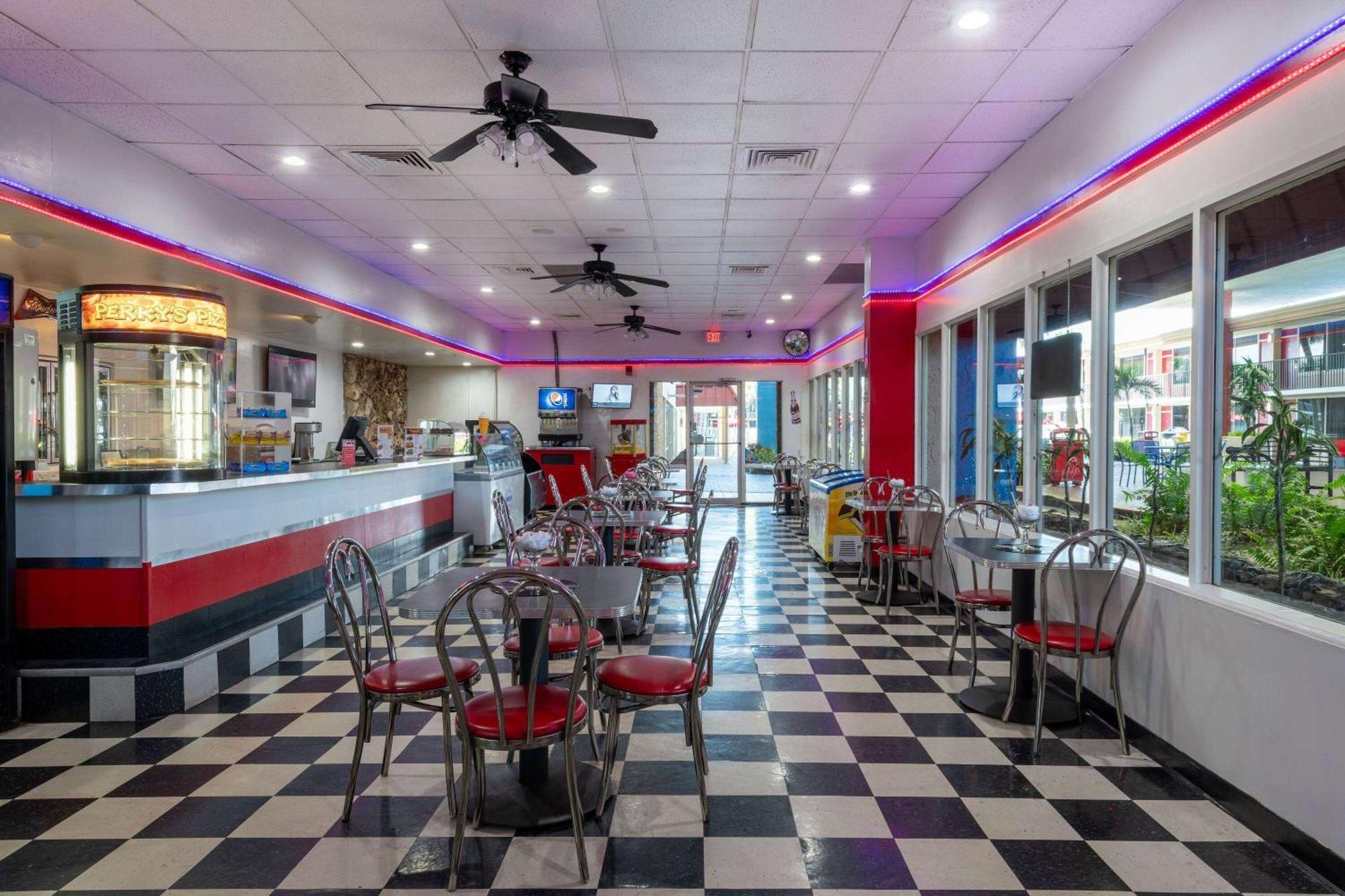 Ramada By Wyndham Kissimmee Gateway - Free Theme Park Shuttle Hotel