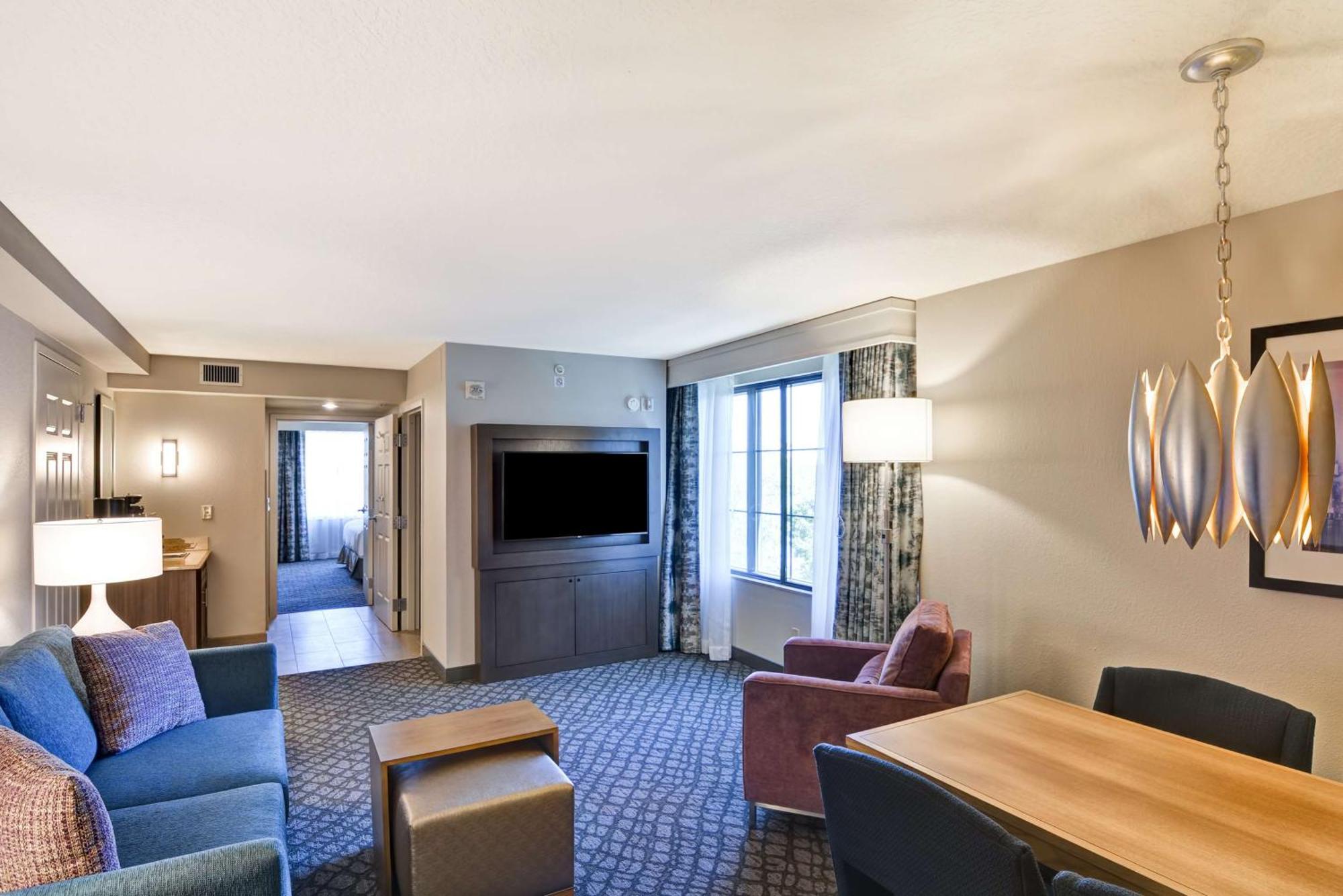 Hotel Embassy By Hilton Downtown