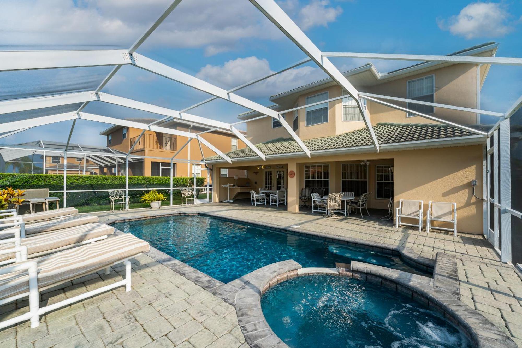 Budget Friendly Pool In Quiet Gated Community Davenport