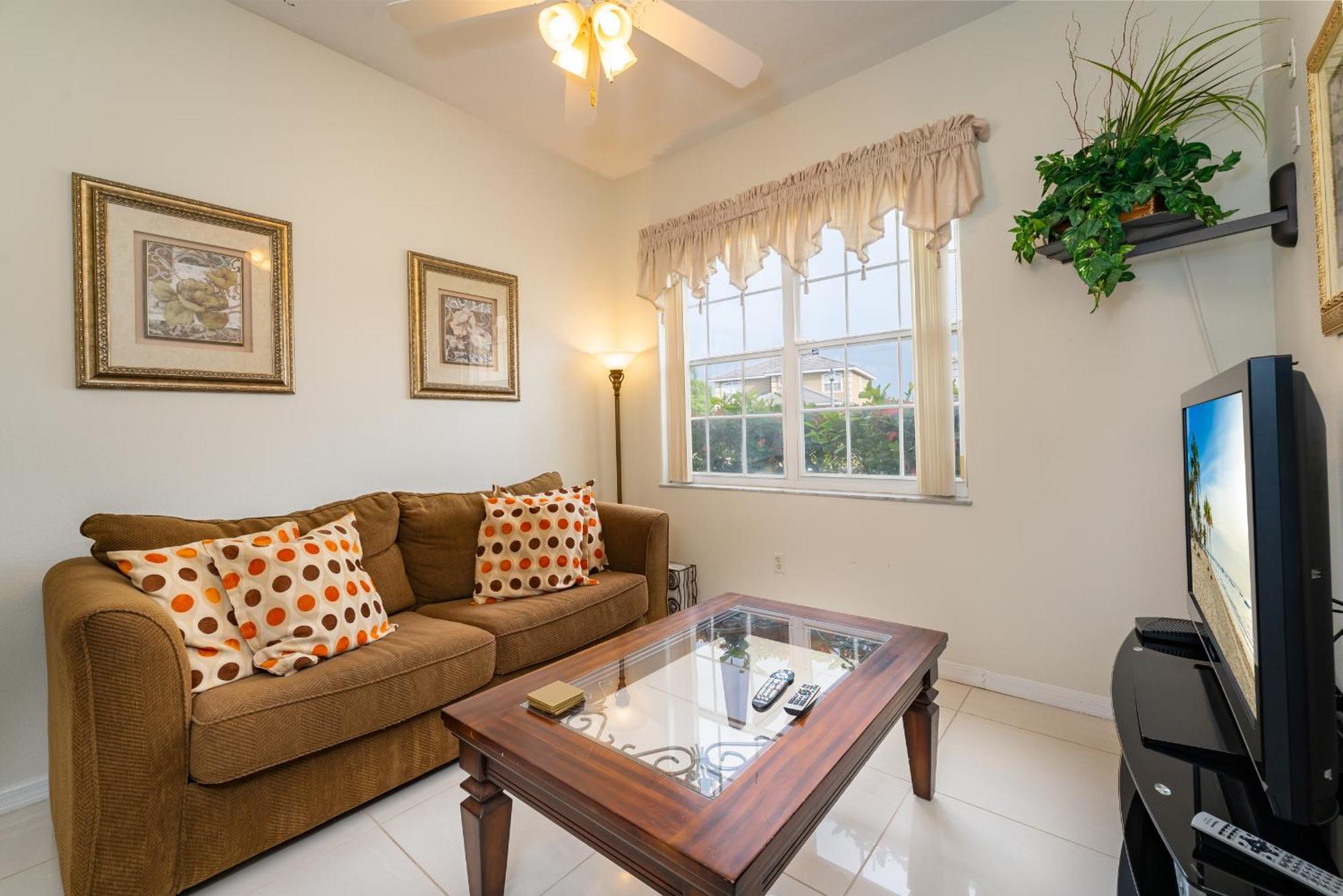 Budget Friendly Pool In Quiet Gated Community Holiday home