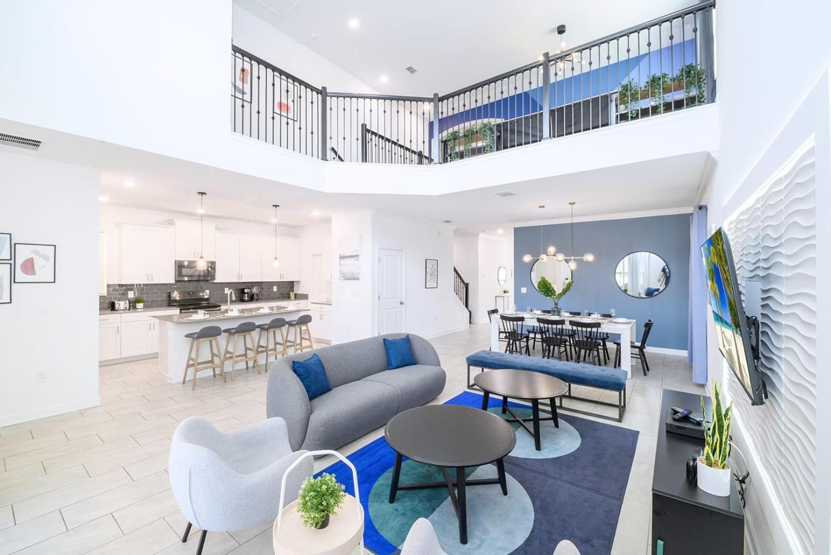 Bright & Airy 5br With Pool Holiday home