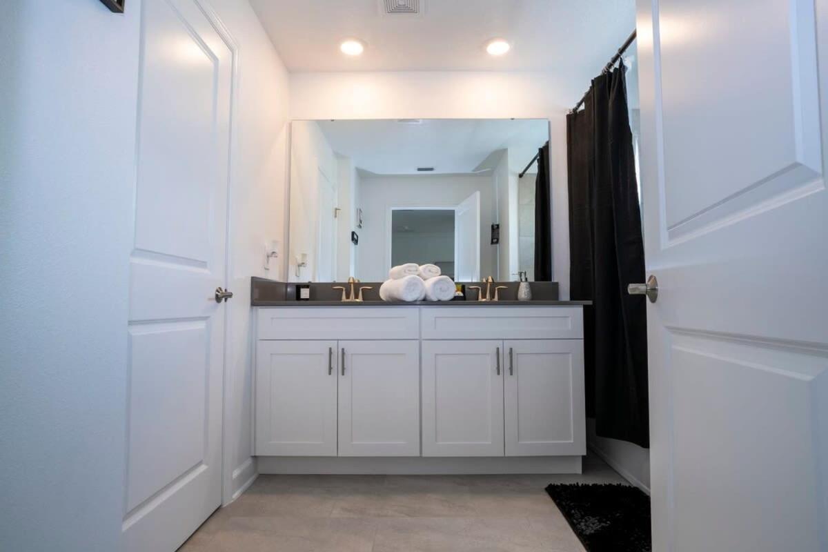 Holiday home Gorgeous 4 Bedroom W Screened Pool Close To 2653