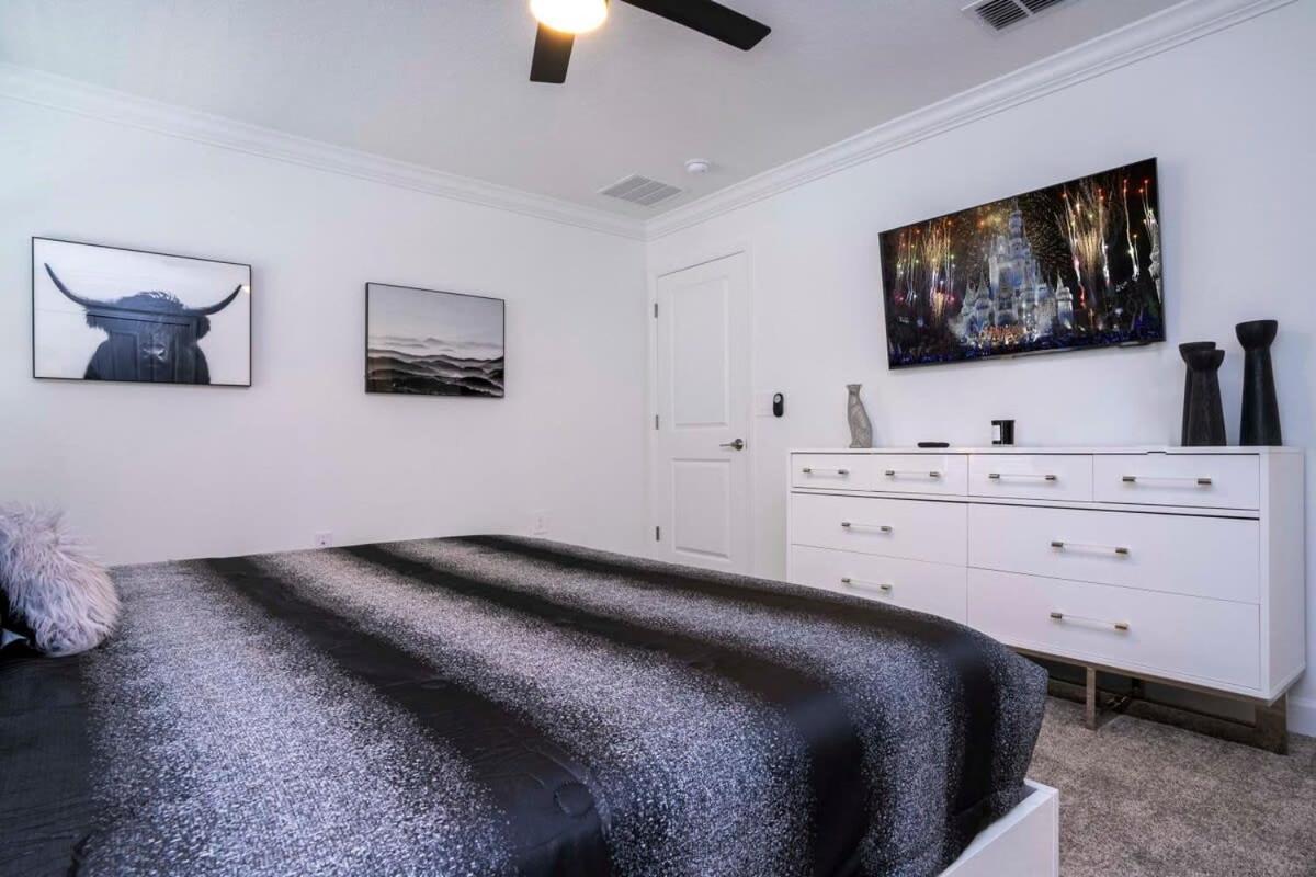 Gorgeous 4 Bedroom W Screened Pool Close To 2653 Holiday home