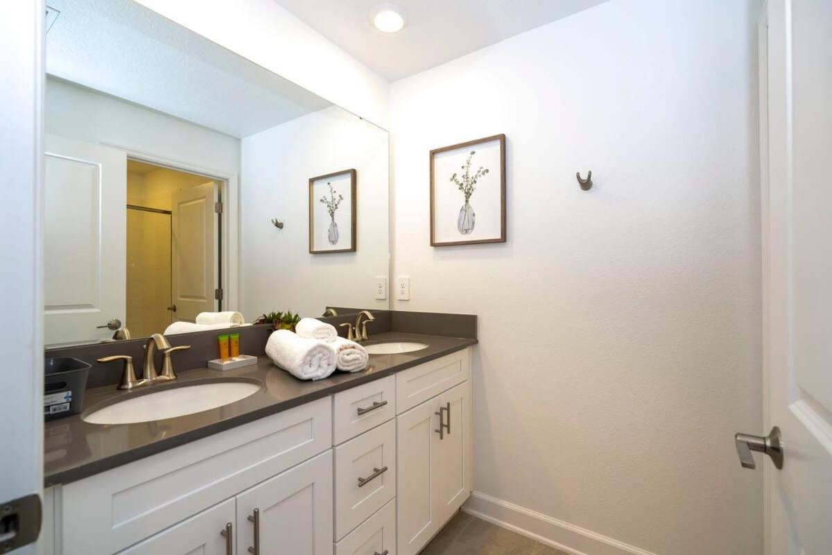 Marvelous 4bd W Pool Close To At Storey 2629 *