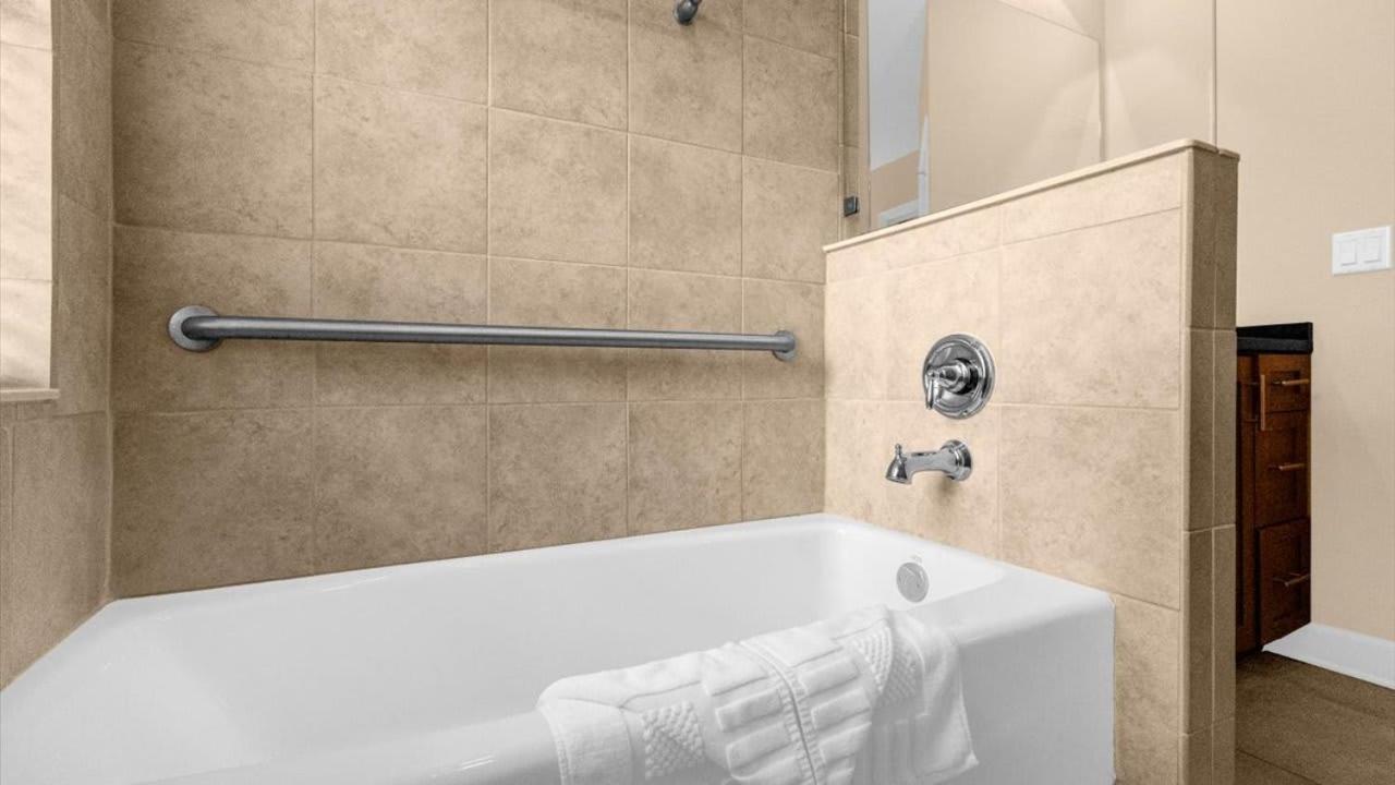 Luxury Townhome - 5 Minutes From Holiday home