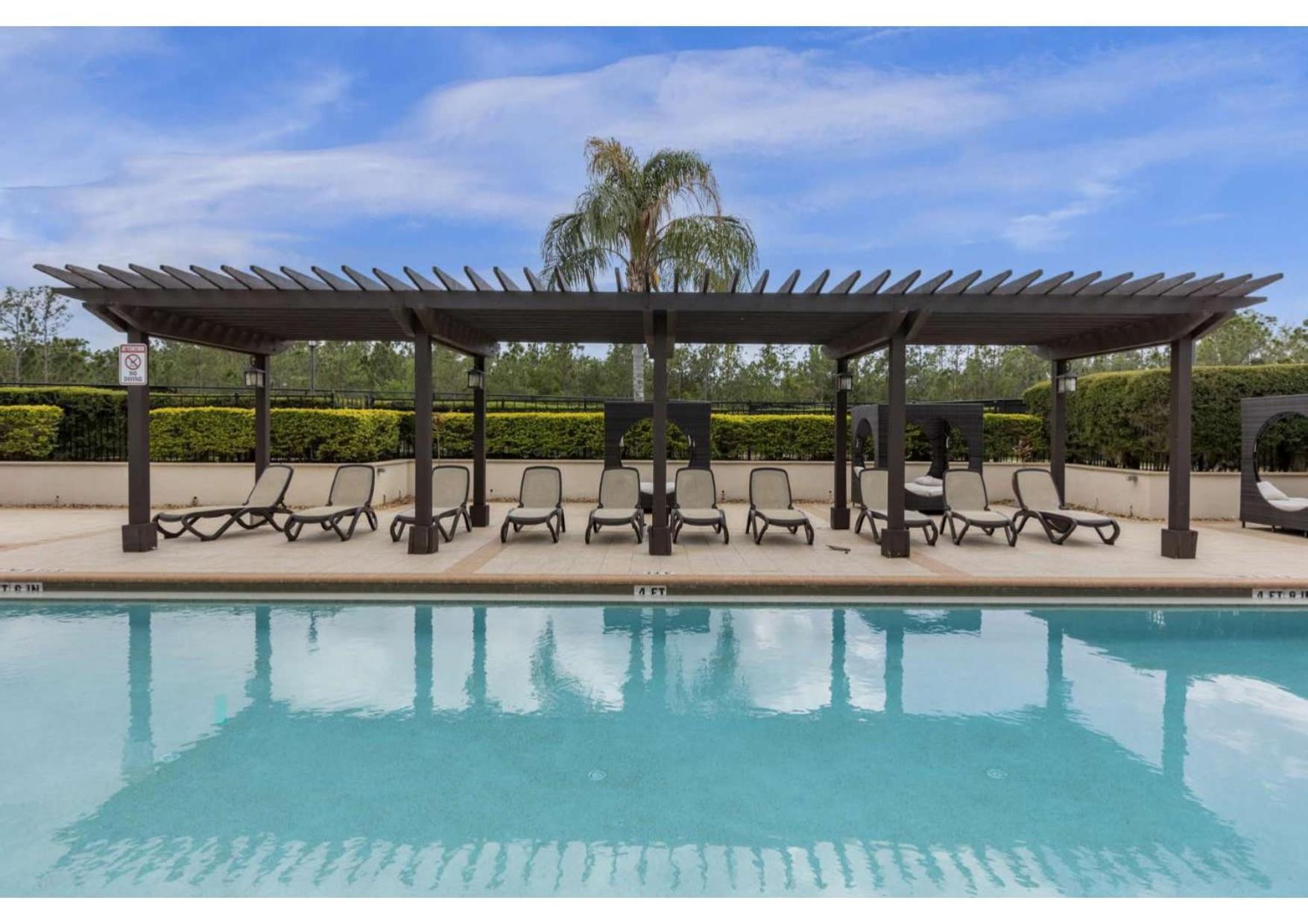 Luxury Townhome - 5 Minutes From *