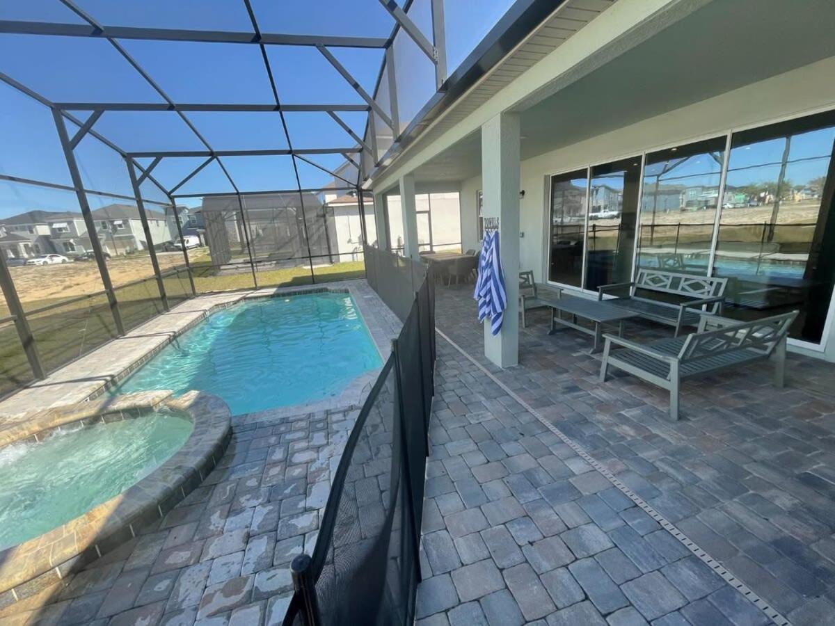 Magical 8br By W Pool & Theme *