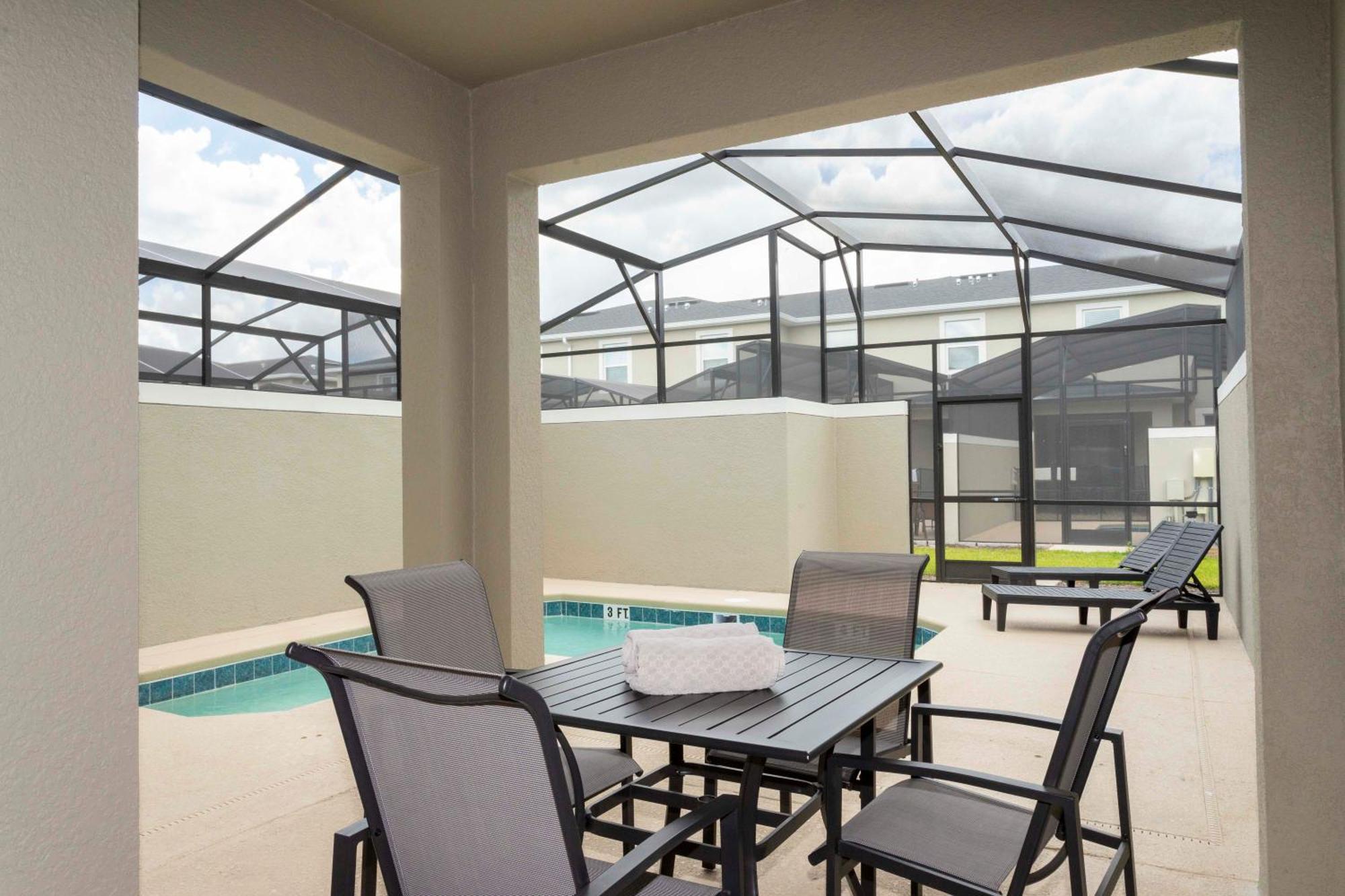 Gorgeous 4 Bd Close To W/ Pool @ Storey 4243 Holiday home *
